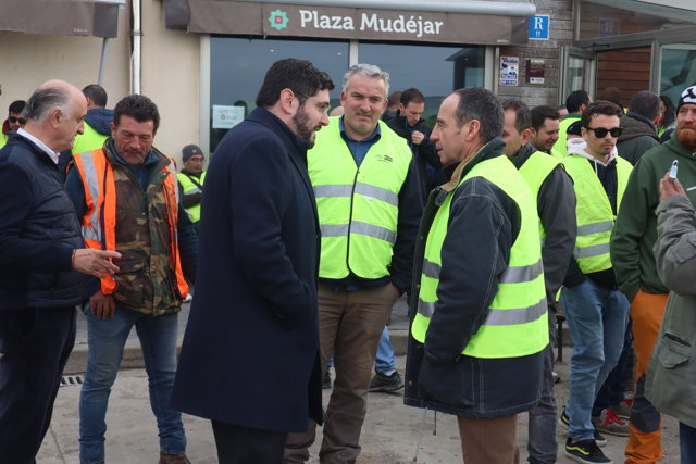 El vicepresidente y líder de VOX Teruel se ha des0plazado a la A-23, a la altura de Villadoz (Zaragoza) a mostrar su apoyo a los profesionales del campo.
