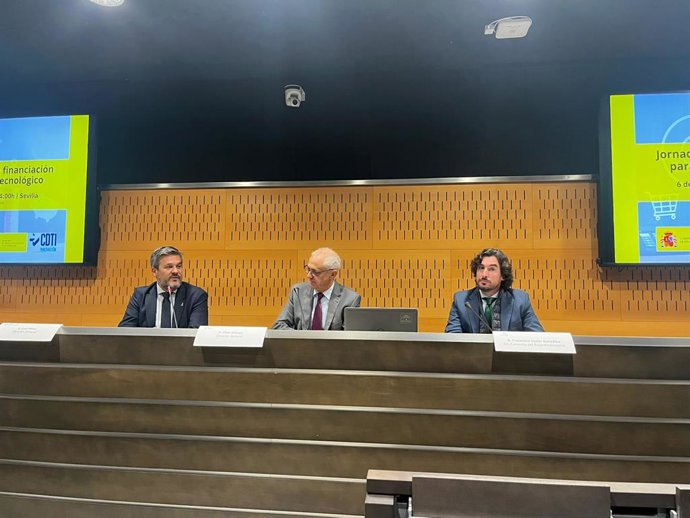 El director general de Fomento del Emprendimiento y la Formación Continua de la Consejería de Universidad, Investigación e Innovación, Javier González, en la inauguración de la jornada 'Instrumentos de financiación para el emprendedor tecnológico'.