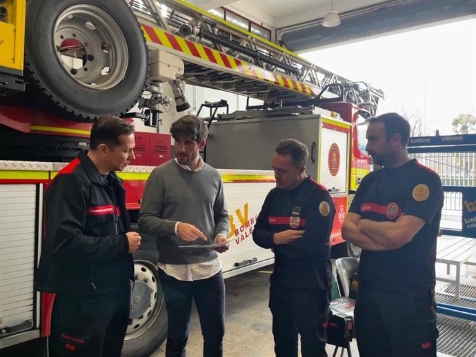 El edil Juan Carlos Caballero con bomberos