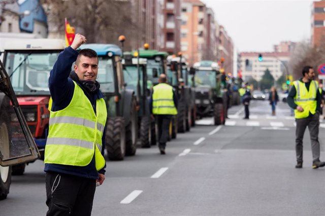 Agricultores y ganaderos durante una concentración de tractores, a 6 de febrero de 2024, en Logroño, La Rioja (España).