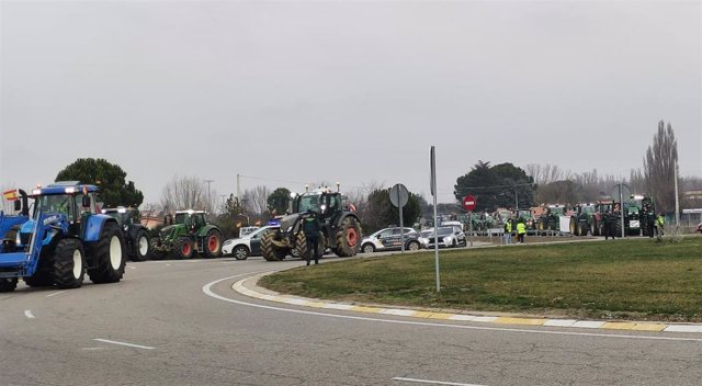 Tractores llegando a Palencia en las protestas de agricultores de este martes, 6 de febrero.