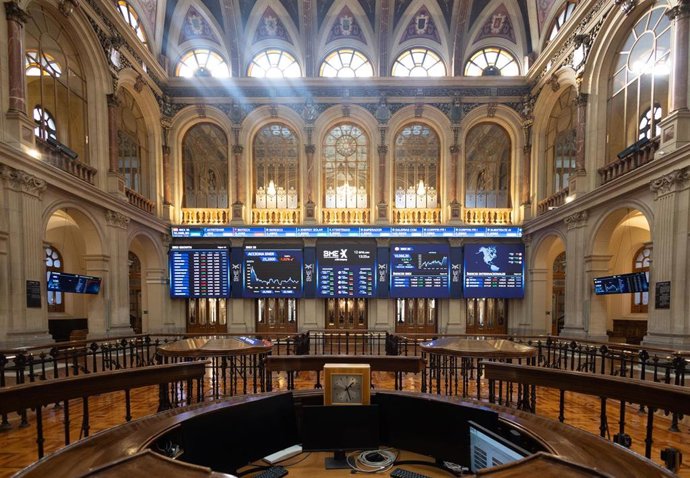 Paneles del Ibex 35, en el Palacio de la Bolsa, en Madrid (España)