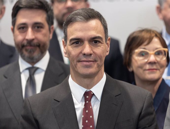 El presidente del Gobierno, Pedro Sánchez (c), a su llegada a la inauguración de GENERA 2024, en IFEMA MADRID, a 6 de febrero de 2024, en Madrid (España). GENERA es una feria internacional sobre energía y medio ambiente. Tiene como objetivo mostrar algu