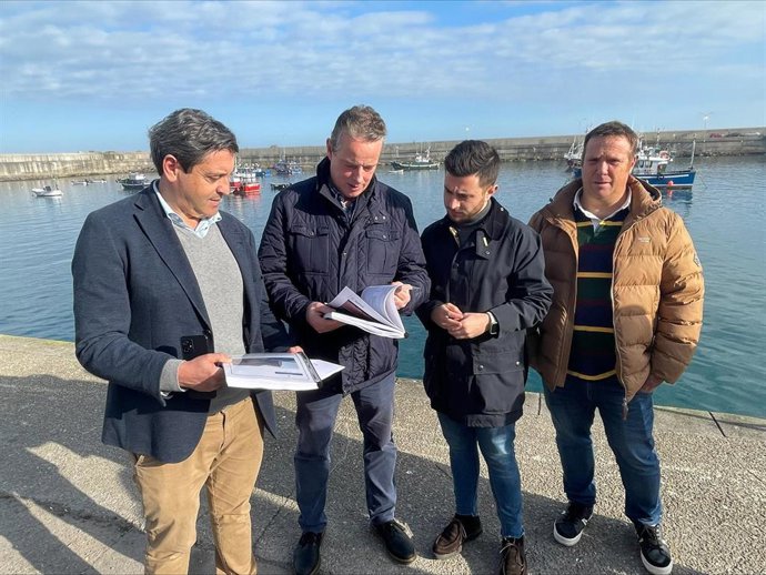 El consejero de Medio Rural, Marcelino Marcos, visita Cudillero.