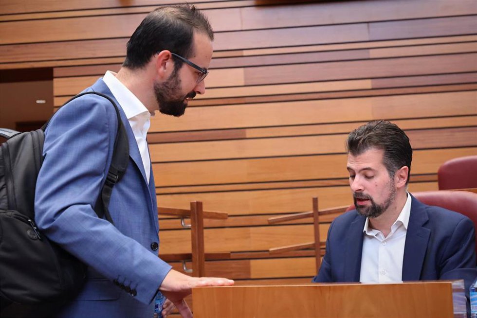 Foto de archivo en las Cortes en la que se puede ver a Luis Tudanca y a Ángel Hernández