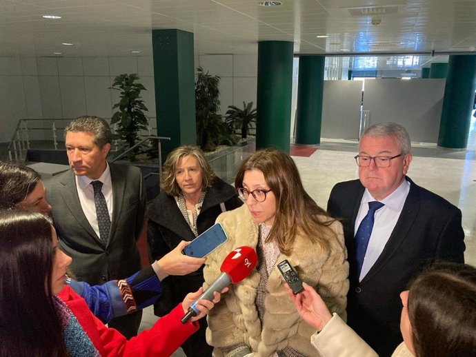 La directora general de Planificación Sanitaria, Investigación e Innovación, Sonia Martín Pérez, atiende a los medios de comunicación durante la reunión con los responsables de las gerencias de León y Bierzo.