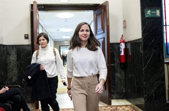La secretaria general de Podemos, Ione Belarra (d), a su llegada a una reunión de la Junta de Portavoces, en el Congreso de los Diputados, a 16 de enero de 2024, en Madrid (España).