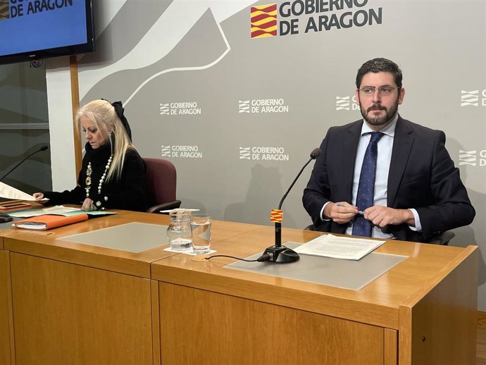 El vicepresidente primero del Gobierno de Aragón, Alejandro Nolasco, y la directora general de Justicia, Esmeralda Pastor.