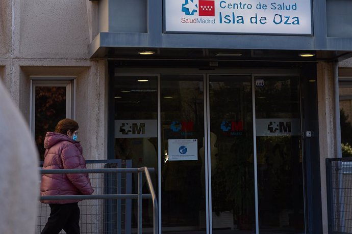 Una mujer entra con mascarilla al centro de salud 'Isla de Oza', a 11 de enero de 2024, en Madrid (España). El ministerio de Sanidad ha implantado desde ayer, 10 de enero, el uso obligatorio de mascarillas en hospitales y centros sanitarios, una vez que s