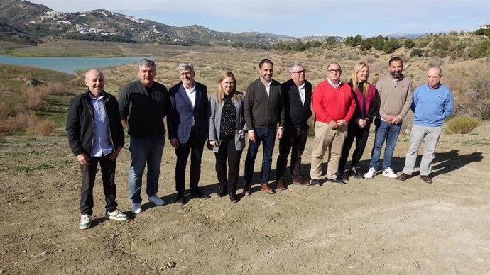 El secretario general del PSOE de Málaga, Daniel Pérez; el parlamentario autonómico, Josele Aguilar, y el alcalde de La Viñuela, José Juan Jiménez, acompañados de alcaldes de la zona