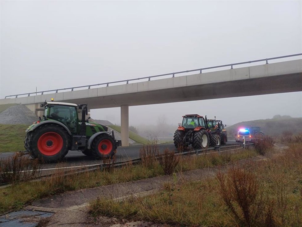 Protesta de agricultores en Álava para reclamar medidas que garanticen el futuro del sector agrario