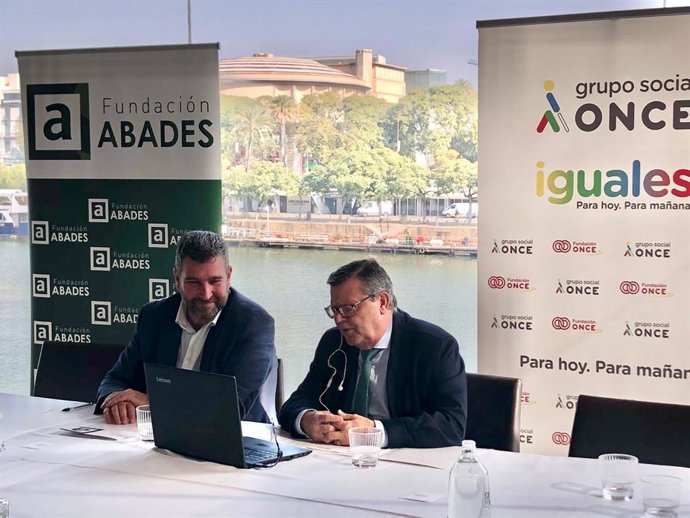 El director de Abades Triana, Francisco Azuaga, y el director general de Fundación ONCE, José Luis Martínez Donoso.