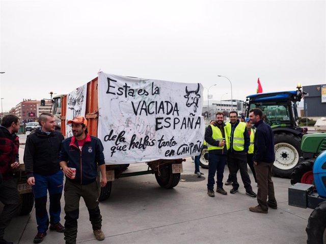 Agricultores y ganaderos conversan durante una concentración de tractores, a 6 de febrero de 2024, en Logroño, La Rioja (España)