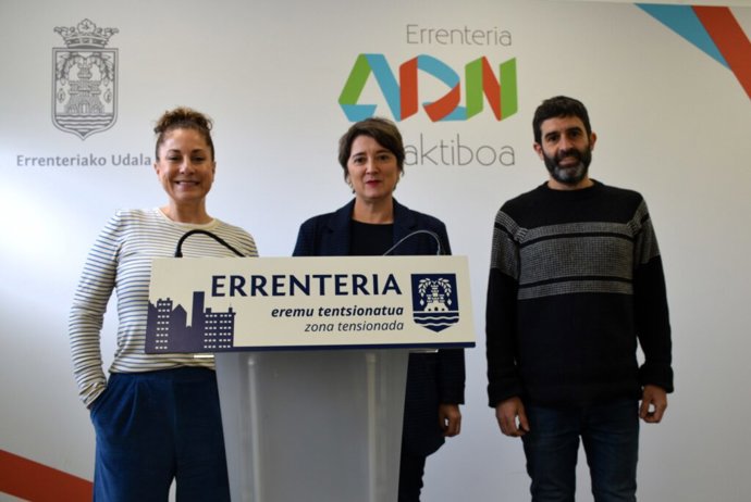 Maite Gartzia, teniente de alcalde; Aizpea Otaegi, alcaldesa, y Eneko del Amo, concejal de Urbanismo