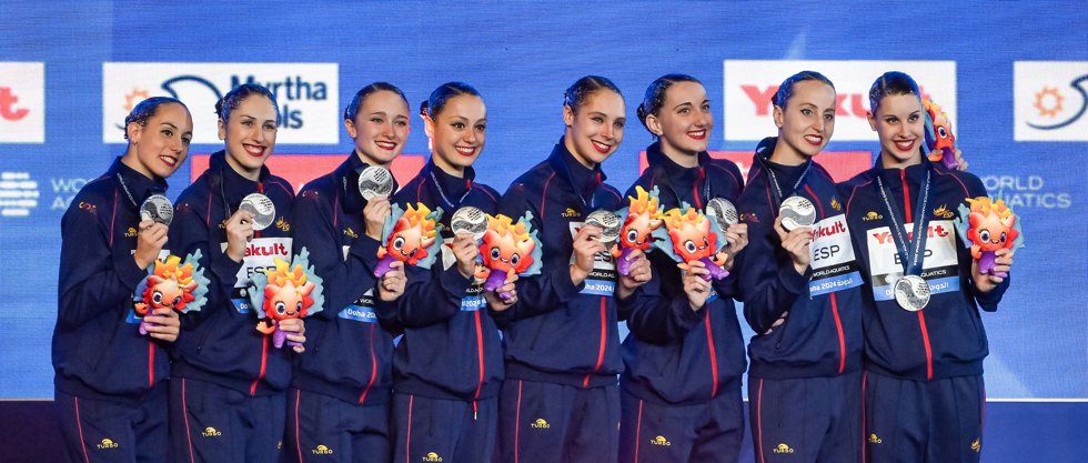 El equipo español de natación artística con su plata de rutina técnica en el Mundial de Doha