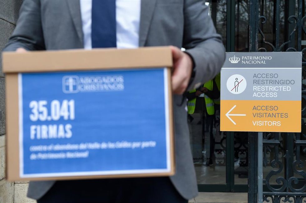Entrega de 35.000 firmas recogidas para exigir el mantenimiento del Valle de los Caídos, en la sede de Patrimonio Nacional, a 6 de febrero de 2024, en Madrid (España). Abogados Cristianos ha recopilado 35.000 firmas para reclamar a Patrimonio Nacional q