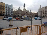 Comienza la instalación de la 'jaula' para las 'mascletaes' de Fallas en la plaza del Ayuntamiento de València
