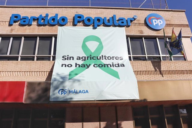 Lona extendida en la sede del PP de Málaga que muestra apoyo a agricultores y ganaderos