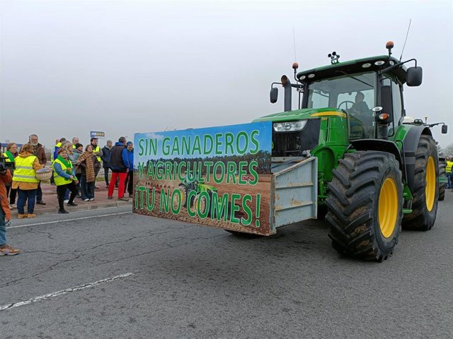 Tractores en la caravana de movilizaciones en Álava.