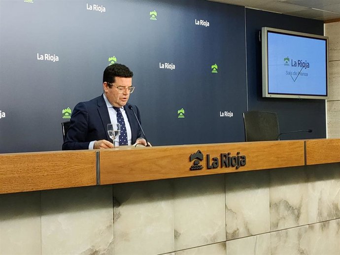 El portavoz del Gobierno de La Rioja, Alfonso Domínguez,  en la comparecencia de prensa posterior al Consejo de Gobierno