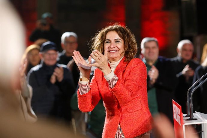 La vicepresidenta primera del Gobierno y ministra de Hacienda, María Jesús Montero, interviene durante un mitin previo a la pegada de carteles, a 1 de febrero de 2024, en Lugo, Galicia, (España). José Ramón Gómez Besteiro es el candidato del PSOE para l