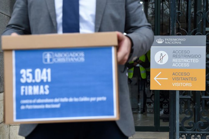 Entrega de 35.000 firmas recogidas para exigir el mantenimiento del Valle de los Caídos, en la sede de Patrimonio Nacional, a 6 de febrero de 2024, en Madrid (España). Abogados Cristianos ha recopilado 35.000 firmas para reclamar a Patrimonio Nacional q
