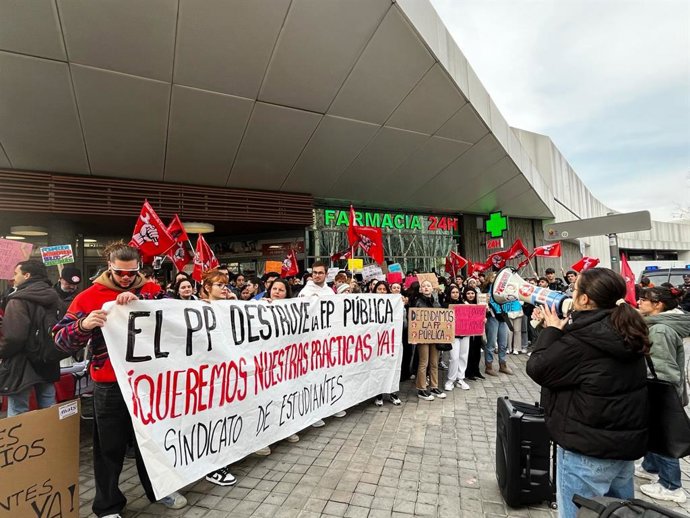 Manifestación de alumnos de FP sanitaria frente a la Asamblea de Madrid.