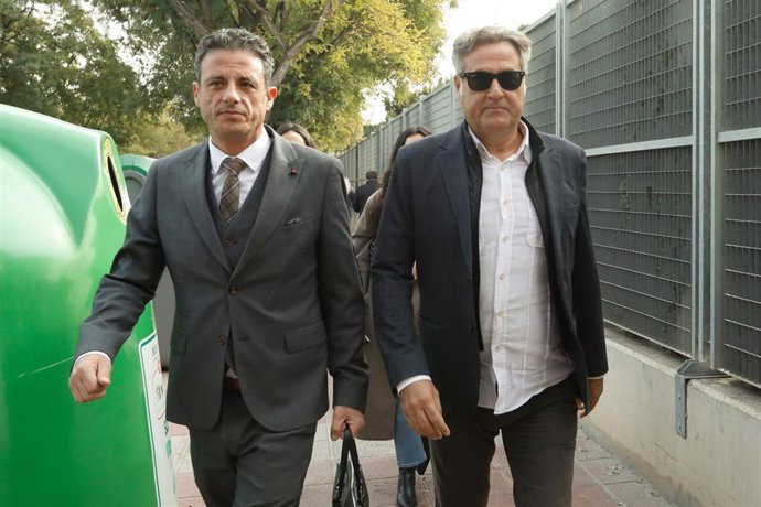 El que la Policía Nacional considera responsable de la discoteca 'Teatre' de Murcia, M.M., acude al Juzgado a declarar en calidad de investigado junto a su abogado, Manuel Maza