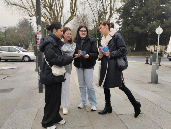 Marta Lois reparte propaganda electoral en Santiago