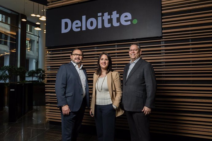 Payslip Founder and CEO Fidelma McGuirk with Jose Maria Rojo Deloitte Global BPS Leader and John Dorff Deloitte Global BPS Payroll Leader