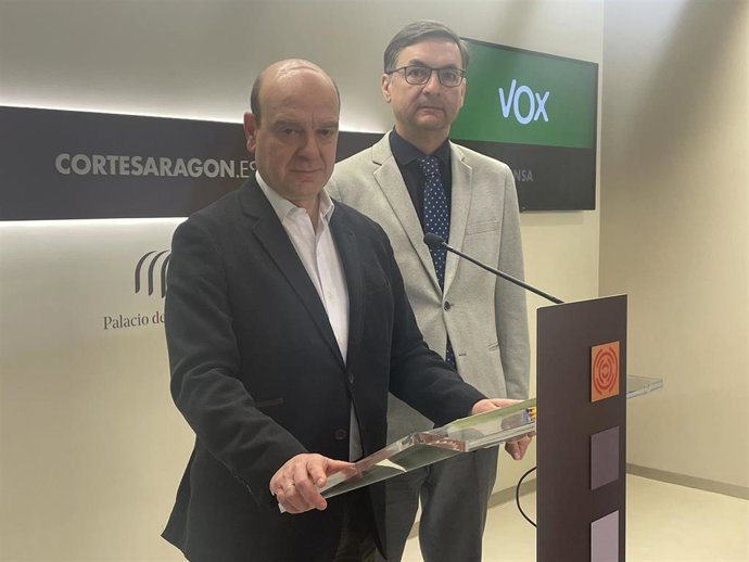 El portavoz del grupo parlamentario de VOX de las Cortes de Aragón, Santiago Morón, y el diputado Fermín Civiac.