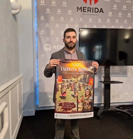 El delegado de Turismo, Felipe González, junto al cartel anunciador de Emerita Lvdica este martes