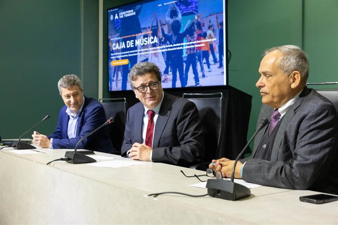 El vicepresidente y consejero de Cultura del Cabildo de Tenerife, José Carlos Acha; el consejero insular de Educación, Efraín Medina, y el director artístico del Auditorio de Tenerife, José Luis Rivero.