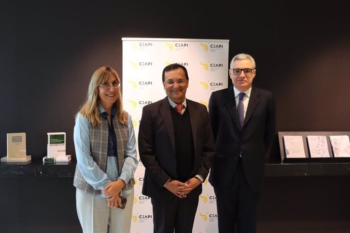 Núria Vilanova, presidenta de CEAPI, Dinesh K. Patnaik, embajador de la India en España, y Pedro Pérez-Llorca, socio director de Pérez-Llorca