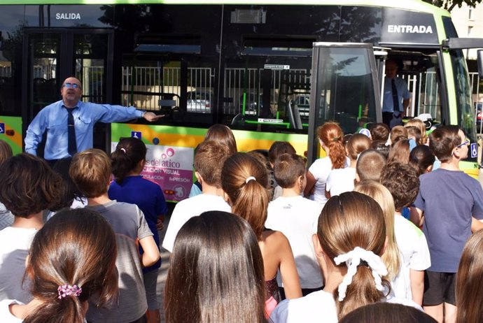 Archivo - Escolares en el autobús de Ciudad Real