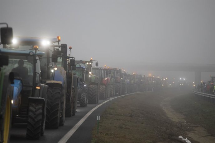 Tractores concentrados en la vía A-2 a su paso por Fontarelles (Lleida) para protestar por la situación del sector, a martes 6 de febrero de 2024