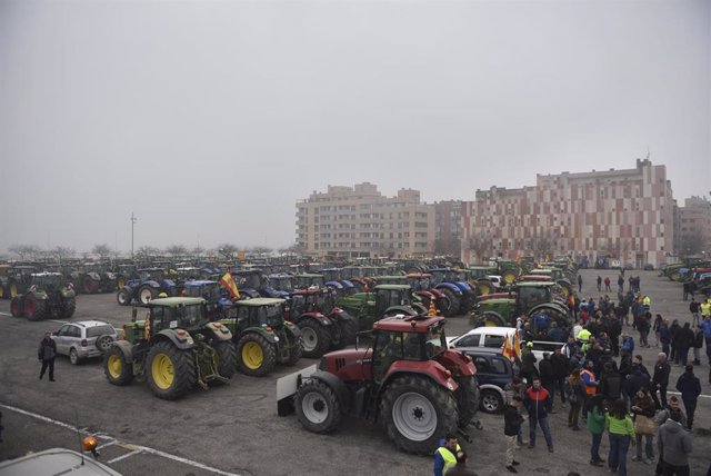 Los tractores de los agricultores se concentran por carreteras que pasan por Huesca, a 6 de febrero de 2024, en Huesca, Aragón, (España). Han ocasionado problemas en la N-123 (Barbastro), la N-211, la N-260 en Aínsa y en varios tramos de la N-240. 