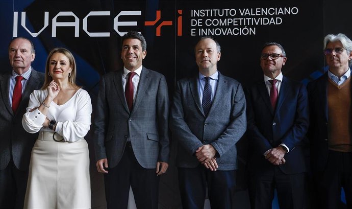 La consellera de Turismo, Industria, Innovación y Comercio de la Generalitat Valenciana, Nuria Montes (2i) y el president de la Generalitat valenciana, Carlos Mazón (3i), durante la presentación de la nueva marca 'Ivace+I' 