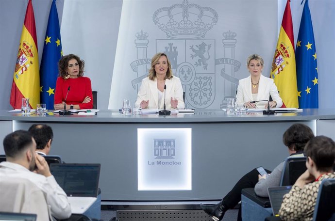 (I-D) La vicepresidenta primera y ministra de Hacienda, María Jesús Montero; la ministra Portavoz, Pilar Alegría, y la vicepresidenta segunda y ministra de Trabajo y Economía Social, Yolanda Díaz, 