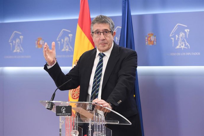 El portavoz del PSOE en el Congreso, Patxi López, en una rueda de prensa