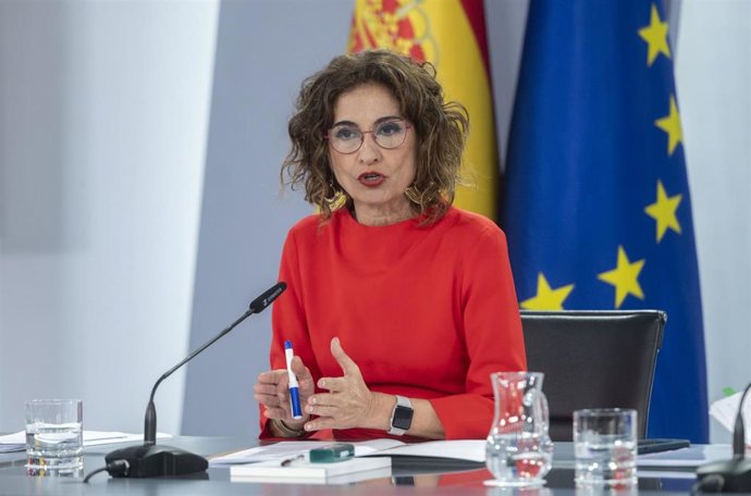 La vicepresidenta primera y ministra de Hacienda, María Jesús Montero, este martes en la rueda de prensa del Consejo de Ministros.