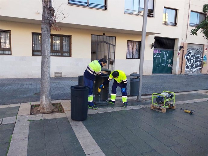 Operarios de Emaya trabajan en la sustitución de papeleras.