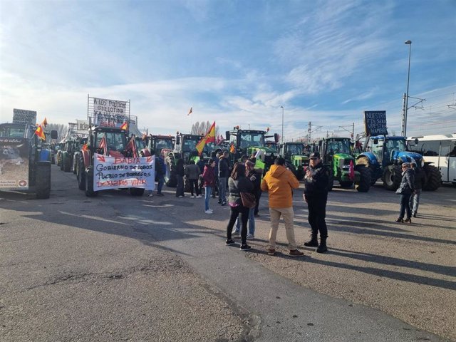 Los tractores, a primera hora de la mañana, en el punto de inicio del recorrido por las calles de la capital leonesa.