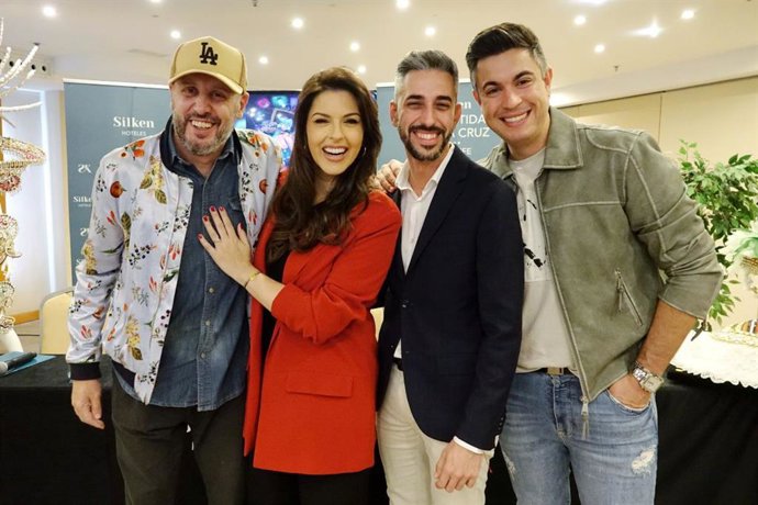 El cantante Tony Tun Tun; el concejal de Fiestas del Ayuntamiento de Santa Cruz de Tenerife, Javier Caraballero; y los presentadores de la Gala, Eloísa González y Elvis Sanfiel