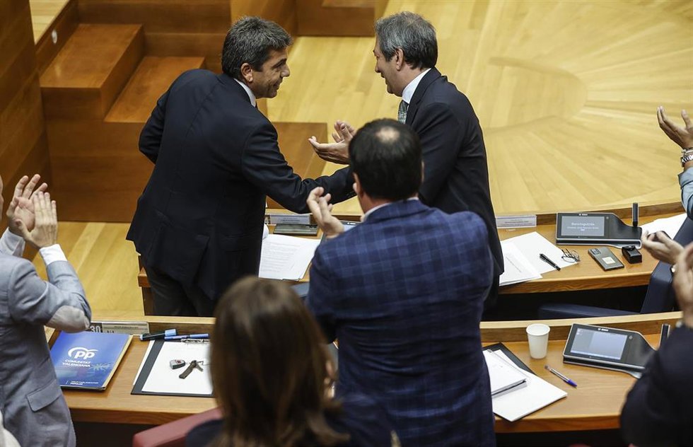 Archivo - El presidente de la Generalitat valenciana, Carlos Mazón (i) y el vicepresidente de la Generalitat Valenciana y conseller de Cultura y Deporte, Vicente Barrera (d), durante la primera sesión de control