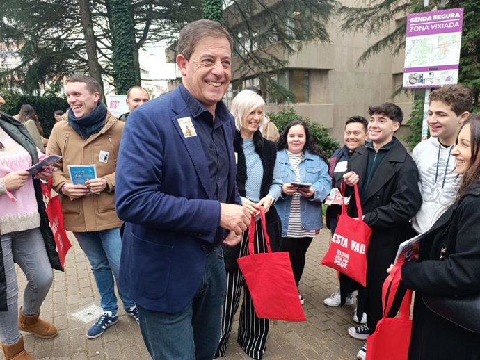 El candidato del PSdeG a la Presidencia de la Xunta, José Ramón Gómez Besteiro, saludo a los socialistas que reparten publicidad electoral en el campus de la USC