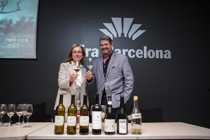 La directora de Innovación y Conocimiento de Familia Torres, Mireia Torres, y el sommelier Sergi Castro.