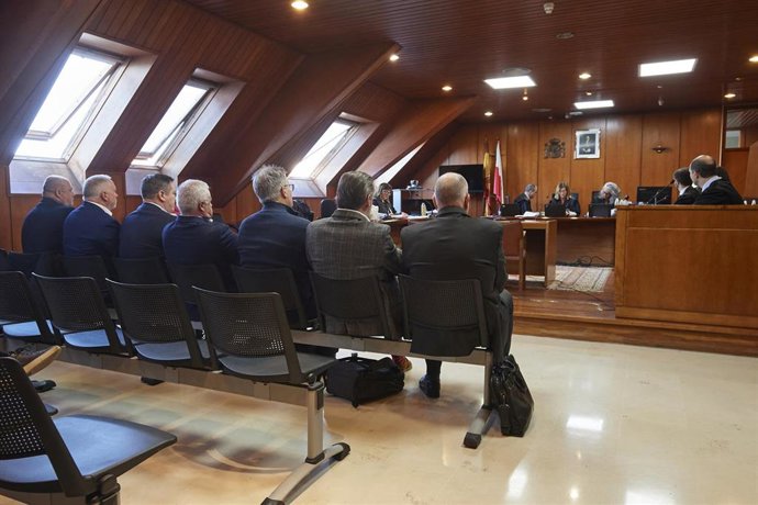 Los siete exdirectivos de B3 Cable acusados en el juicio por apropiación indebida y fraude a la hacienda pública que se está celebrando en la Audiencia Provincial