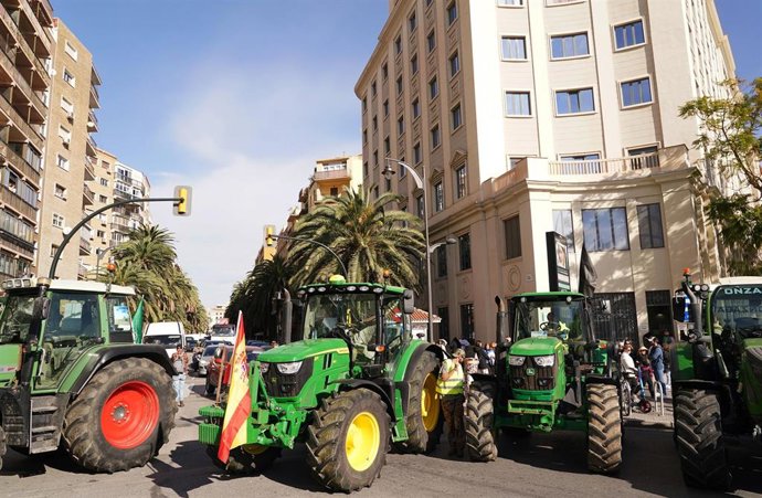 Cientos de agricultores y ganaderos cortan las principales calles de acceso a la capital malagueña 