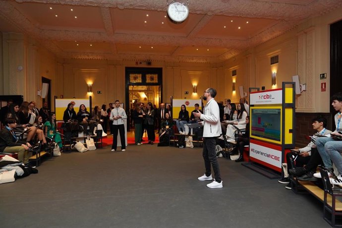 Personal del Incibe, en un taller con alumnos y profesores.